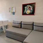 Homes For 6 People, 度假居 *